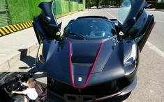 "Quý tử" con nhà đại gia mới tí tuổi đã được nghịch siêu xe Ferrari LaFerrari Aperta hơn 153 tỷ đồng