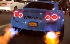 Nếu tìm chiếc siêu xe nào "phun lửa" dữ dội nhất, Nissan GT-R là đáp án không thể tốt hơn