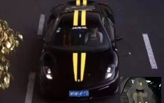 Dây an toàn kiểu xe đua của siêu xe Ferrari 430 Scuderia khiến chủ nhân gặp rắc rối