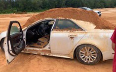 Vì ghen tuông, người đàn ông đổ đầy đất lên chiếc xe sang Cadillac CTS của bạn gái