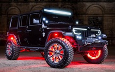 Đây có lẽ là chiếc xe Jeep khiến người nhìn "chói lóa" vào buổi tối