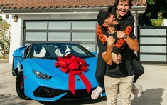 YouTuber khiến nhiều người "phát hờn" khi tặng siêu xe Lamborghini Huracan trị giá 6,7 tỷ đồng cho bạn thân