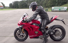 Chỉ cần hơn 5 giây, siêu mô tô Ducati Panigale V4R đã đạt vận tốc 210 km/h