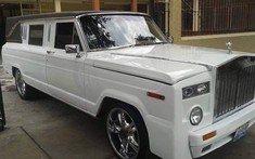 Chiếc Rolls-Royce Cullinan "nhái" này thực chất là Jeep Grand Wagoneer và là xe tang lễ