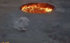Tổng thống Turkmenistan chứng minh mình vẫn còn sống bằng cách lái xe quanh hố lửa “Cánh cửa tới Địa ngục”