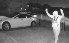 Chỉ cần 30 giây, hai tên trộm đã hack tín hiệu chìa khóa và lái đi chiếc Tesla Model S