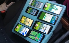 Cảnh sát bất ngờ toàn tập trước cảnh tài xế ngồi chơi Pokémon GO trên 8 chiếc điện thoại đồng lúc