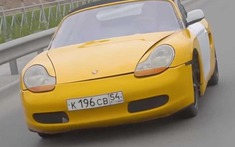 Chết cười trước chiếc Porsche Boxster màu vàng vốn có thân phận là... Lada của Nga