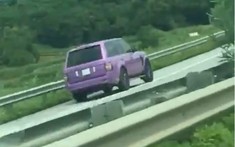 Lái Range Rover màu tím chạy ngược chiều trên cao tốc Nội Bài - Lào Cai, tài xế bị CSGT mời lên làm việc