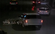 Range Rover chạy trên đường với dải phân cách mắc ở đầu xe, làm xước 3 chiếc ô tô khác