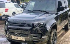 Rò rì hình ảnh Land Rover Defender 2020 "không che" trên phim trường James Bond mới