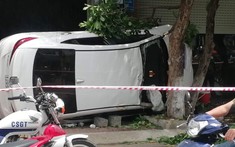 Bình Định: Ô tô con lao lên vỉa hè và lật nghiêng, 2 người thương vong