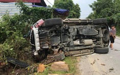 Yên Bái: Ford Everest tông vào đống gỗ bên đường, lật nghiêng
