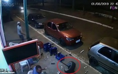Ngồi nhấm nháp bia trên vỉa hè, người đàn ông chống nạng bị bánh ô tô hất văng