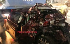 Sài Gòn: Dừng đèn đỏ, Honda City bị tông trúng, bẹp dúm giữa 2 ô tô tải