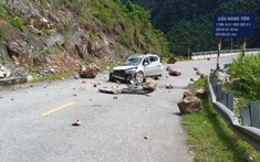 Lai Châu: Bị đá lở rơi trúng đầu, Honda CR-V bẹp dúm