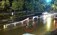 Giải quyết tai nạn ở giữa đường, 2 người đàn ông bị ô tô tông thương vong
