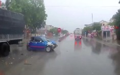 Nghệ An: Va đập liên tục vào 2 chiếc ô tô tải, Daewoo Matiz nát cả đầu lẫn đuôi xe