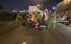 Sài Gòn: 2 thanh niên đi xe côn tay Suzuki Satria F150 thương vong trong vụ tai nạn liên hoàn