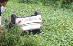Bắc Ninh: Một người chết khi xe taxi lật ngửa dưới mương khiến