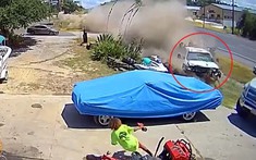 Giật mình với khoảnh khắc xe bán tải lao vào lề đường như tên bắn, tông trúng ô tô đang đỗ