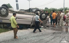 Bắc Ninh: Ô tô khách 16 chỗ lật ngửa sau cú tông của xe cứu thương