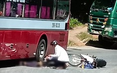 Yên Bái: Ôm cua tốc độ cao, thanh niên đi xe máy ngã ra đường, bị xe khách cán tử vong