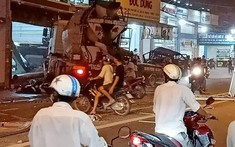 Long An: Tài xế xe trộn bê tông cầm giấy tờ rời đi sau khi gây tai nạn liên hoàn và đâm sập nhà dân