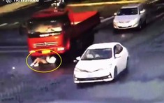 Bị cuốn vào gầm ô tô tải, cô gái "cao số" đi xe đạp điện chỉ trầy xước ngoài da