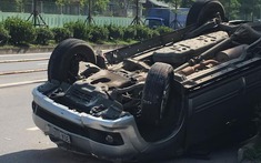 Hà Nội: Đâm xuyên dải phân cách, "thánh lật" Toyota Fortuner "ngửa bụng" bên lề đường