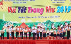 Thủ tướng tặng quà Trung thu cho trẻ em nghèo