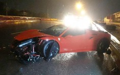 Tăng tốc đột ngột trên đường trơn trượt, siêu xe Ferrari 488 Spider hư hỏng nặng đầu xe