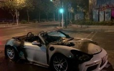 Cặp vợ chồng đau xót đứng nhìn chiếc Porsche mui trần bị lửa bao trùm