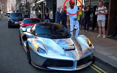 Sao Arsenal xuất hiện trên đường phố London với siêu phẩm Ferrari LaFerrari màu crôm tán sắc