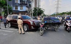 Hà Nội: Va chạm với xe tự chế, "khủng long" Cadillac Escalade hư hỏng phần đầu xe
