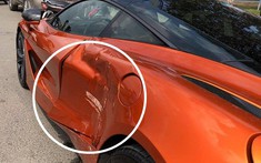 Va chạm trên đường phố với xe buýt, siêu xe McLaren 720S tại Campuchia móp cửa cánh bướm