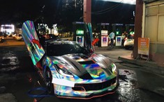 Ngoài bộ áo crôm tán sắc, chiếc Chevrolet Corvette C7 này còn được độ cửa cắt kéo Lamborghini