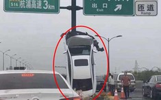 Sau tai nạn, chiếc ô tô do cô gái cầm lái dựng đứng hướng lên trời