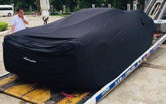 Bị hỏi khó, Minh "Nhựa" đáp không có tiền đổ xăng nên cho Pagani Huayra lên xe chuyên dụng