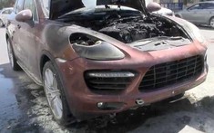 SUV hạng sang Porsche ở Trung Quốc bất ngờ bốc cháy như ngọn đuốc ngay giữa đường phố