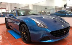 Siêu xe mui trần Ferrari California T từng của ông Đặng Lê Nguyên Vũ lột bỏ đề-can về màu sơn "zin"