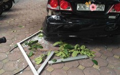 Hà Nội: Cửa nhôm kính chung cư rơi xuống đất khiến chiếc ô tô Honda Civic bung cả cản sau