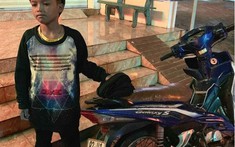 "Mượn" xe của bố, cậu bé 13 tuổi lái xe máy đi lạc hơn 300km tại Kon Tum