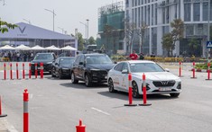 Đánh giá nhanh VinFast Lux A2.0 và VinFast Lux SA2.0 trên đường thử slalom