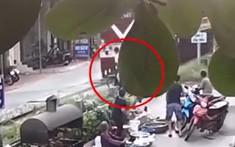 Hải Dương: Dừng xe máy sát đường ray, người đàn ông suýt bị tàu hỏa tông trúng