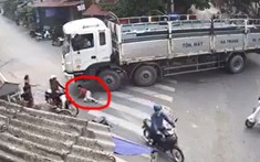 Hải Dương: Cố tình nằm trước bánh ô tô tải đang cua, người phụ nữ suýt bị cán trúng