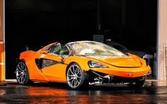 Vì sao siêu xe mui trần McLaren 570S rơi xuống vách đồi cao 90 mét mà không ai bị thương?