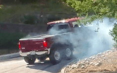 Cư dân mạng cười nhạo chiếc Ford F-250 6 bánh hoành tráng mà không leo nổi con dốc thoai thoải
