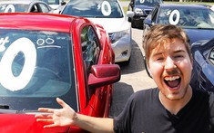 Chuyện lạ: YouTuber mua 12 chiếc xe ô tô trị giá hơn 2 tỷ Đồng rồi "cho không" người lạ mặt