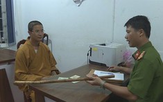Buôn Ma Thuột: Sư thầy cầm gậy đập vỡ kính ô tô đi trước vì tài xế không cho vượt